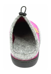 Roze en grijze vilten slipper met een afgeronde opening, een getextureerde binnenkant, een rubberen zool en een lusvormige trekknoop aan de achterkant.