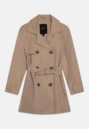 Trench-coat beige croisé avec larges revers, ceinture nouée à la taille, deux poches latérales et pattes de poignet boutonnées.