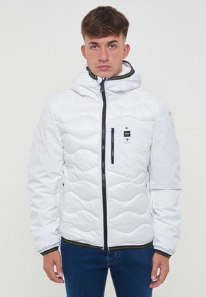 Giacca puffa bianca con motivo a onde, chiusura frontale con zip, cappuccio regolabile e dettagli neri su tasche e polsini.