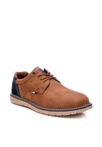 Zapato de piel marrón con cordones, acabado texturizado, acentos en color azul marino en los laterales y suela de goma ligera con un patrón de relieve.