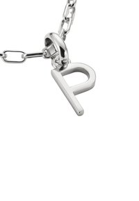 Bracciale in argento con catena, caratterizzato da un grande charm a forma di lettera "P" lucida, con superficie liscia e bordi arrotondati, attaccato tramite un anello circolare.