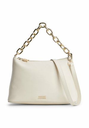 Kremowa skórzana torba na ramię z złotym uchwytem z łańcuszka, zamkiem błyskawicznym i złotym logo Tommy Hilfiger z przodu.