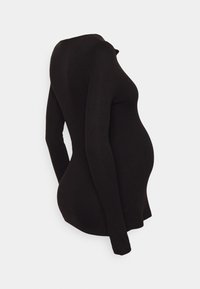 Blusa de maternidade preta de mangas longas com um design justo, textura suave e uma bainha curvada, acentuando a área da barriga.