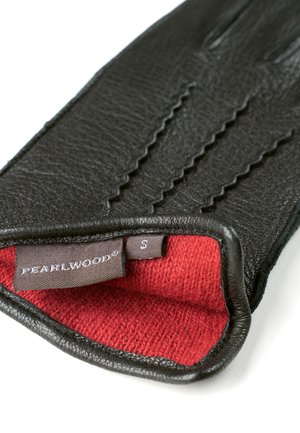 Crna kožna rukavica s crvenim platnenim podlogom. Ima detalje šivanja na prstima i oznaku s brendom "PEARLWOOD" i veličinom "S."