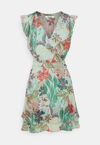 Bloemenprint wikkeljurk met een V-hals, korte gerimpelde mouwen en een uitlopende zoom. Heeft een groene achtergrond met rode, gele en blauwe bloemen.