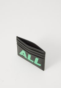 Portofel din piele neagră pentru carduri, cu multiple sloturi, un text grafic verde "ALL" și o textură netedă. Design compact și modern.