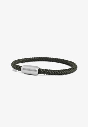 Szövet zöld nylon karkötő ezüst színű fém kapoccsal, amelyen gravírozott díszítés található. Kör alakú forma, sima textúra és rugalmas kialakítás.