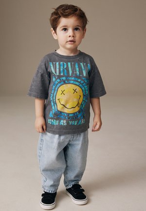 Next, REGULAR FIT - SHORT SLEEVE BAND GRAPHIC T-SHIRT  . - Camiseta estampada - nirvana grey