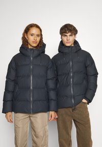 Rains ALTA PUFFER JACKET UNISEX - Zimná bunda - navy