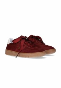 Sneaker in suede borgogna con un tallone bianco e lacci abbinati, presentano una suola in gomma marrone testurizzata. Accentuati da loghi sottili.
