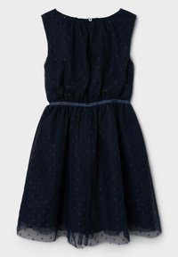 Vestito senza maniche blu navy con cintura in vita, motivo a pois testurizzato e chiusura posteriore con bottoni. Realizzato in tessuto leggero e trasparente.
