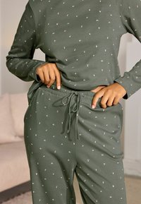 Next HEAVYWEIGHT TALL - REGULAR FIT SET - Yöasusetti - sage green spot