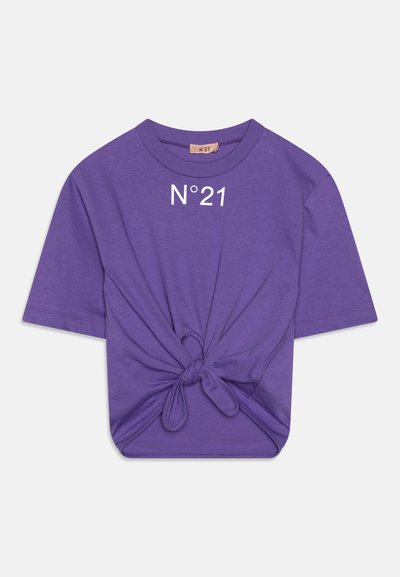 Purikata bomba T-shirt s kratkimi rokavi v vijolični barvi, ki ima spredaj zavezan detajl in bel napis "N°21" na vratu.