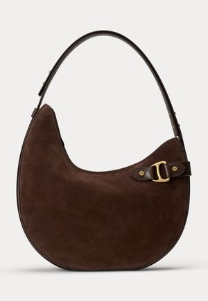 Sac à main en daim marron foncé en forme de croissant avec une bandoulière en cuir réglable et un détail de boucle dorée sur le côté.