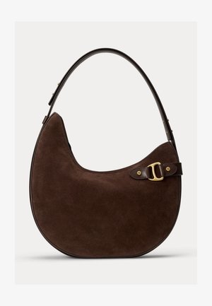 Sac à main en daim marron foncé en forme de croissant avec une bandoulière en cuir réglable et un détail de boucle dorée sur le côté.