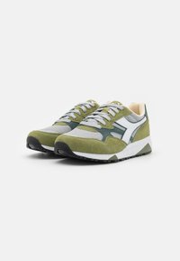 Diadora N902 UNISEX - Trainers - white/sphagnum