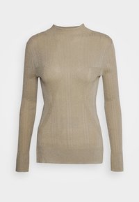Beige Langarm-Rippenpullover mit Glanz, hohem Kragen und taillierter Silhouette auf weißem Hintergrund.