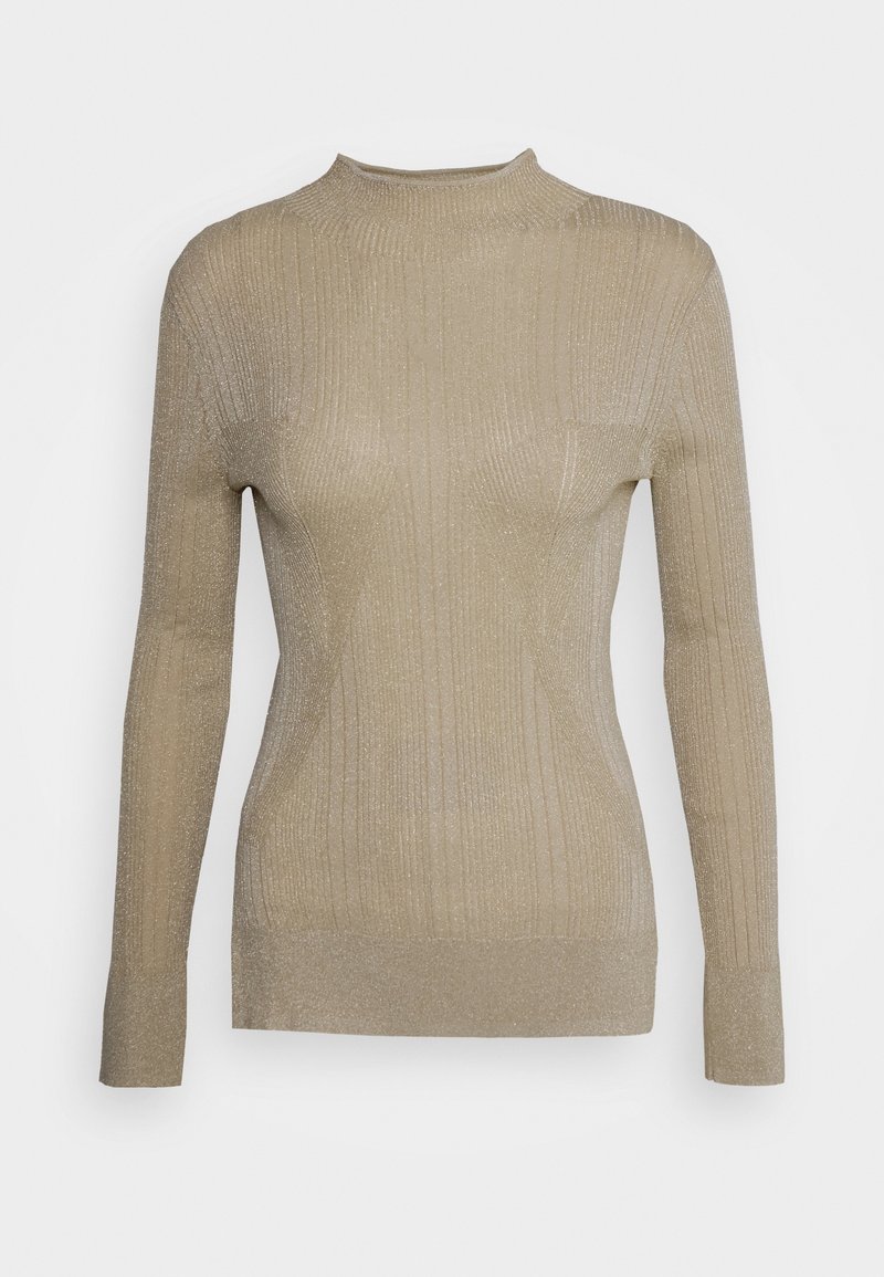 Beige Langarm-Rippenpullover mit Glanz, hohem Kragen und taillierter Silhouette auf weißem Hintergrund.
