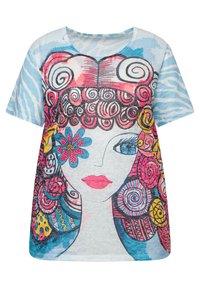 Camiseta de manga corta con un gráfico vibrante de una cara con cabello rizado, acentos coloridos y detalles florales sobre un fondo azul claro.