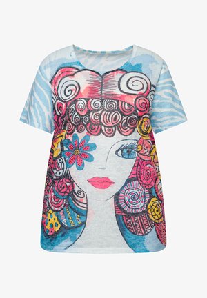 T-shirt à manches courtes avec un graphisme vibrant d'un visage aux cheveux bouclés, des accents colorés et des détails floraux sur un fond bleu clair.