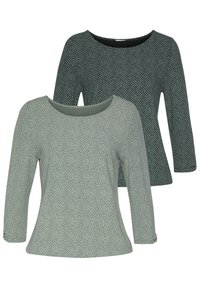 Twee langmouw tops in groentinten. De bovenste top heeft een textuur met een diamantpatroon; de onderste top heeft een subtiel geometrisch ontwerp.