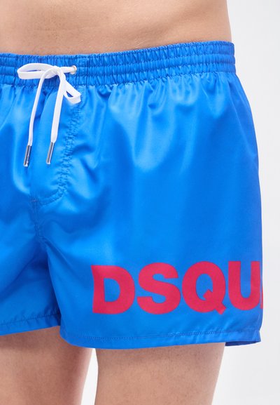 Μπλε μαγιό σορτς από γυαλιστερό υλικό, με ελαστική ζώνη μέσης και κορδόνι, και μεγάλο κόκκινο λογότυπο "DSQUARED" στο πλάι.