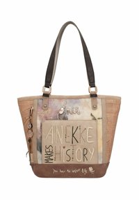 Beige-braune Tragetasche mit künstlerischer Schrift "Anekke macht Geschichte" und Anhängerdetails an einem Träger.