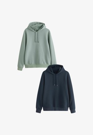 Divi kapuces svārki: viens gaiši zaļš un otrs tumši zili, ar teksturētu audumu, ar aukliņām kapucēs un ribotām piedurknēm.