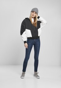 Urban Classics FRAUEN LADIES PADDED 2-TONE BATWING JACKET - Bomber stiliaus striukė - black/white