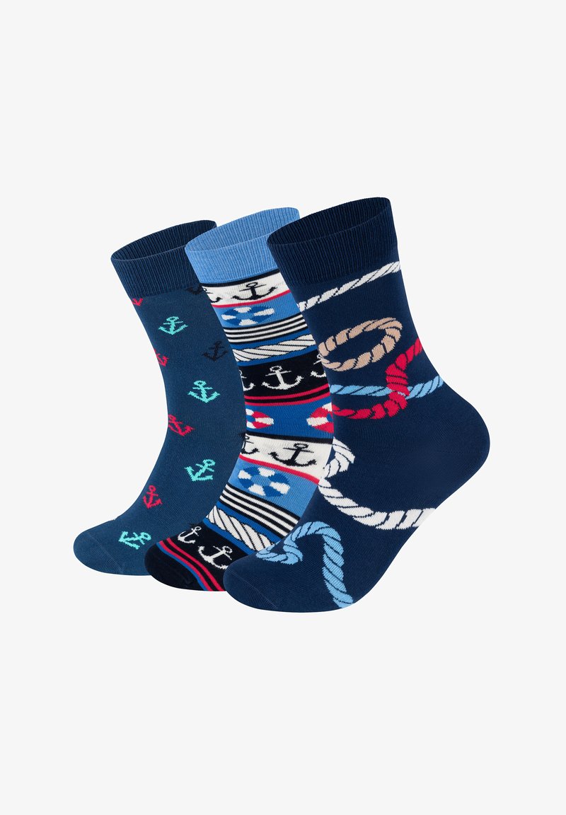 Tre par bomuldsstrømper i blå og marineblå. Designene har ankre, reb og striber med kontrasterende farver og mønstre.