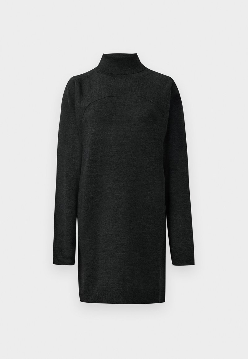 Mørkegrå turtleneck sweater med lange ærmer, glat tekstur og tætsiddende design. Har en diskret buet søm over brystet.