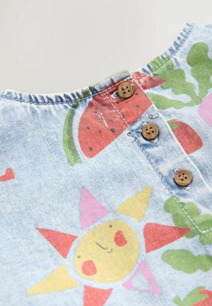 Denim särgil on sinine taust värvikate puuviljade ja päikesemustritega, kolm puidust nööpi ja lühikesed varrukad.