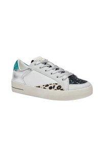 Sneaker argent avec des accents texturés, présentant un panneau à motifs léopard et un bout noir pailleté. Semelle blanche et détail de talon turquoise.