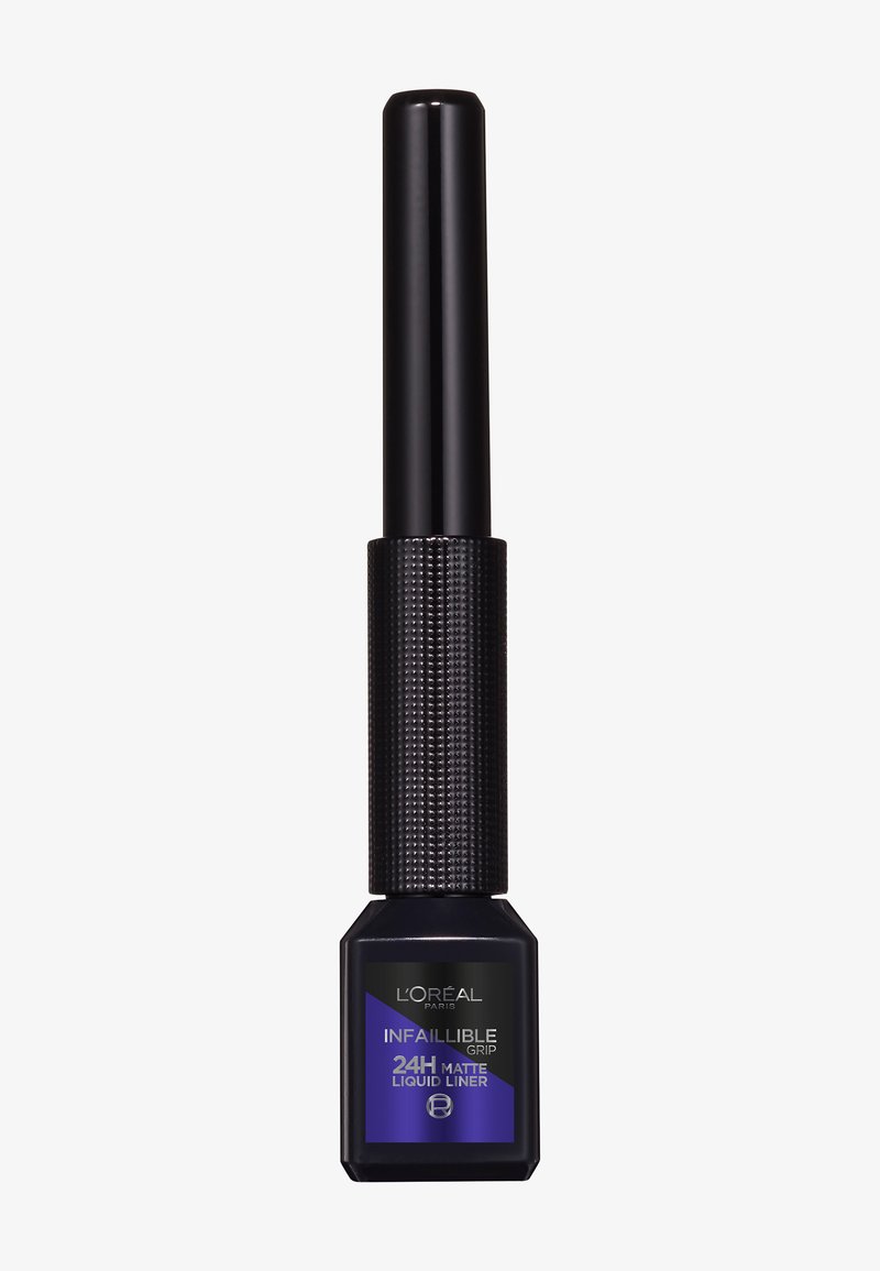 Eyeliner liquido nero in un applicatore alto e rotondo con impugnatura testurizzata, base esagonale e etichetta blu di accento. Adatto per un utilizzo di 24 ore.