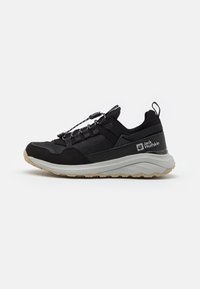 Scarpa atletica nera realizzata con materiali in mesh e suede, superficie testurizzata, lacci riflettenti e una suola intermedia grigia a contrasto. Logo Jack Wolfskin visibile.