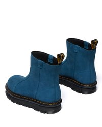 Botas de tornozelo em camurça azul com solas de borracha pretas. Apresenta alças de transporte e costura amarela ao longo da sola. Textura suave com bico arredondado.