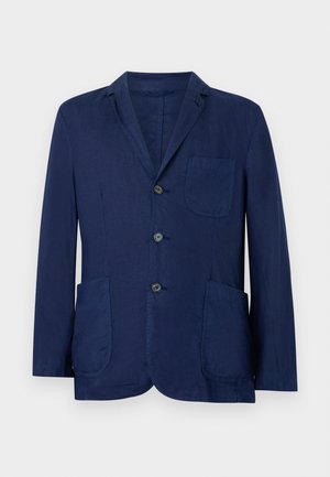 Blazer di lino blu navy con rever a punta, tre bottoni e due tasche anteriori a toppa. Presenta una tasca sul petto singola per un ulteriore dettaglio.