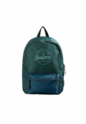 Mochila de nylon verde con forma redondeada, bolsillo frontal con cremallera y diseño de texto impreso. Cuenta con un asa superior y dos correas para los hombros.