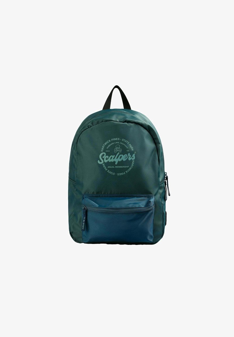 Sac à dos en nylon vert de forme arrondie, avec une poche zippée à l'avant et un design de texte imprimé. Il dispose d'une poignée supérieure et de deux bretelles.