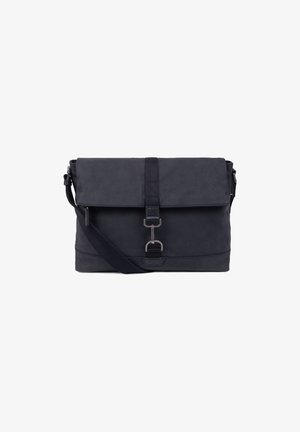 Borsa a tracolla nera in pelle con patta, chiusura in metallo argentato e tracolla regolabile, isolata su sfondo bianco.