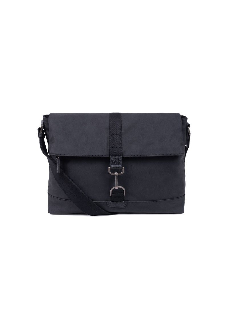 Borsa a tracolla nera in pelle con patta, chiusura in metallo argentato e tracolla regolabile, isolata su sfondo bianco.