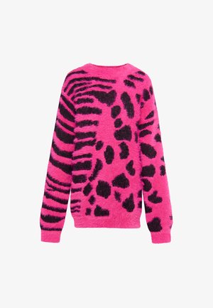 Puhaszőrmés rózsaszín pulóver fekete állatmintával, kerek nyakkal és hosszú ujjakkal, hétköznapi viseletre tervezve.
