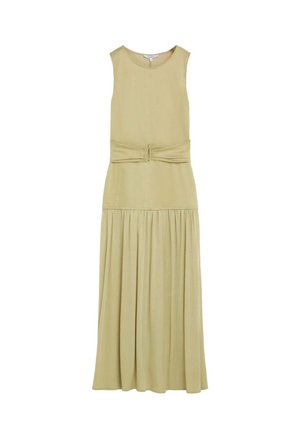 Vestido maxi beige sin mangas con corpiño ajustado, falda fruncida y cinturón a juego con hebilla rectangular en la cintura.