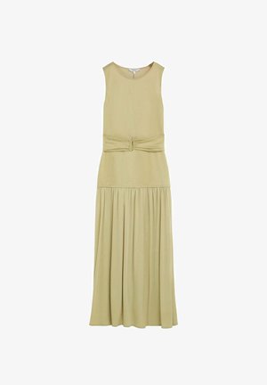 Vestido maxi beige sin mangas con corpiño ajustado, falda fruncida y cinturón a juego con hebilla rectangular en la cintura.