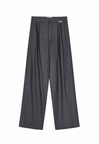 Pelēkas, platas kāju bikses ar svītrām, ar pleciem priekšā un pogu aizdari jostasvietā. Gluda tekstūra.