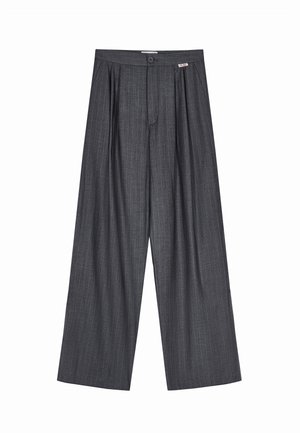 Graue, weit geschnittene Hose mit Nadelstreifenmuster, Falten an der Front und einem Knopfverschluss am Bund. Glatte Textur.