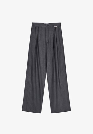 Graue, weit geschnittene Hose mit Nadelstreifenmuster, Falten an der Front und einem Knopfverschluss am Bund. Glatte Textur.