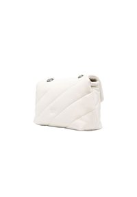 Sac à main en cuir matelassé blanc avec des coutures diagonales, un rabat supérieur et des poignées en chaîne argentées. Présente un logo embossé à l'avant.
