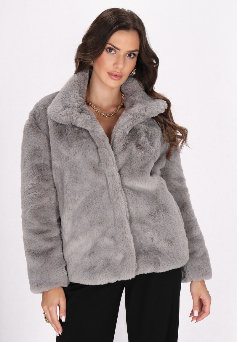 Grå faux fur jakke med bred krave, blød tekstur og lange ærmer. Har en afslappet pasform og subtil glans.