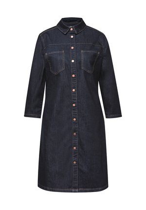 Mørk denim skjortekjole med krave, to brystlommer og kobberfarvede knapper, der løber ned foran. Har trekvartærmer.